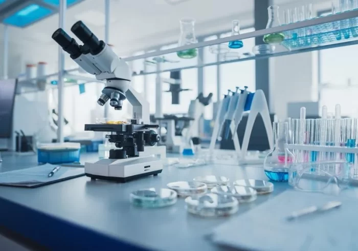 یک میکروسکوپ و چند نمونه در یک آزمایشگاه
