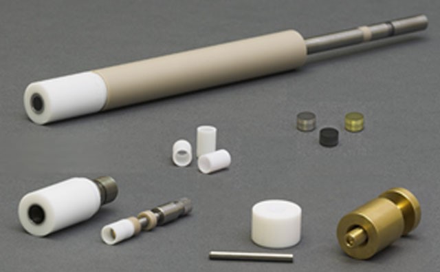 الکترود حلقه-دیسک دوار (RRDE) که برای پولیش و پرداخت به طور کامل جدا میشوند.