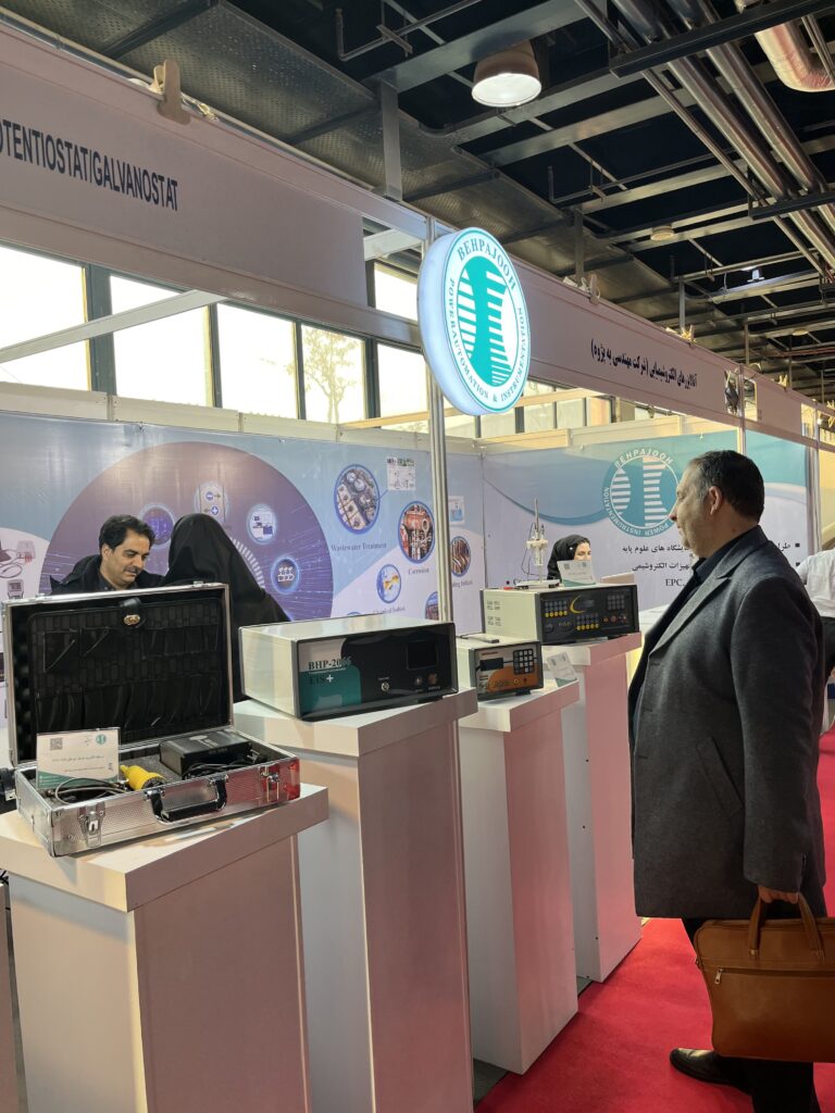 یک بازدید کننده در حال بازدید از غرفه بهپژوه در نمایشگاه ایران ساخت