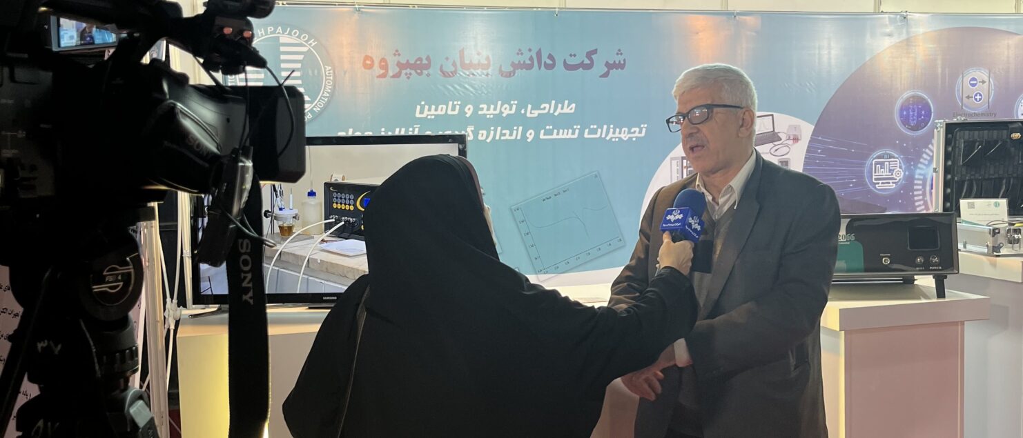 مدیرعامل شرکت بهپژوه در حال مصاحبه‌ی تلویزیونی