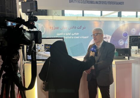 مدیرعامل شرکت بهپژوه در حال مصاحبه‌ی تلویزیونی