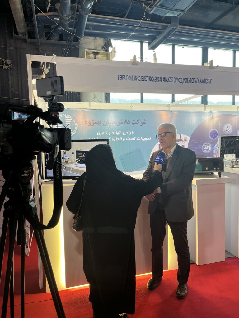 مدیرعامل شرکت بهپژوه در حال مصاحبهی تلویزیونی